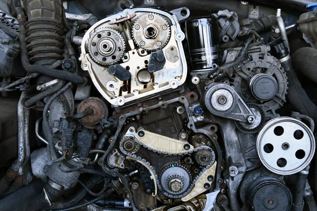 Odsłonięty układ łańcuchowy silnika Audi Q5 2.0 TFSI