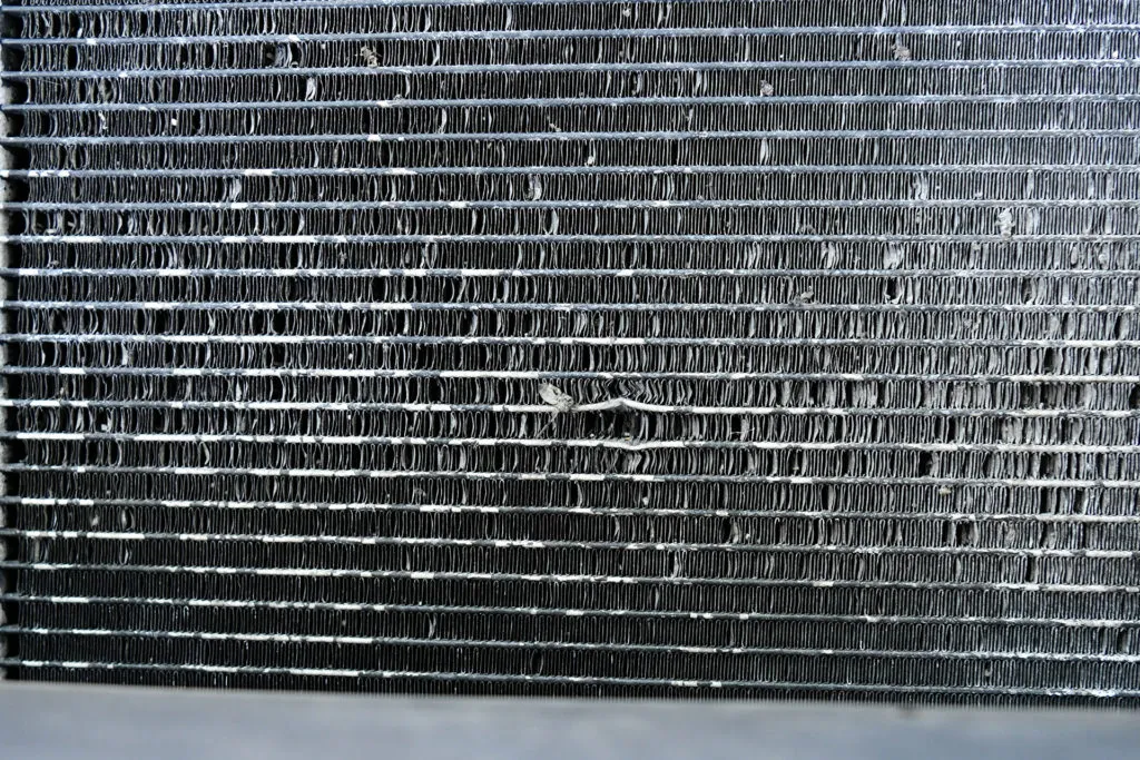 Uszkodzona powierzchnia skraplacza klimatyzacji Audi Q5