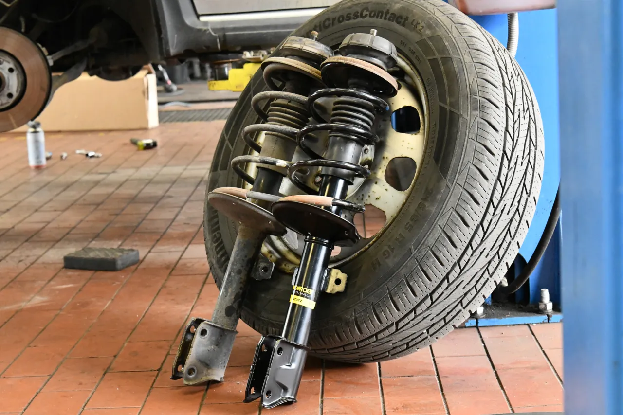 Wymontowane i nowe kolumny przedniego zawieszenia Dacii Duster