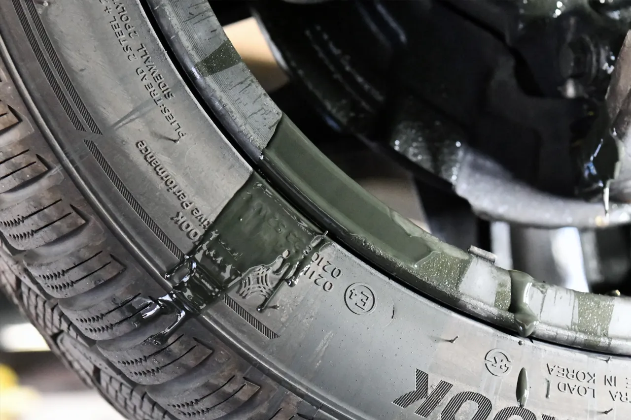 Smar na wewnętrznej stronie koła Forda Fusion 1.5 EcoBoost