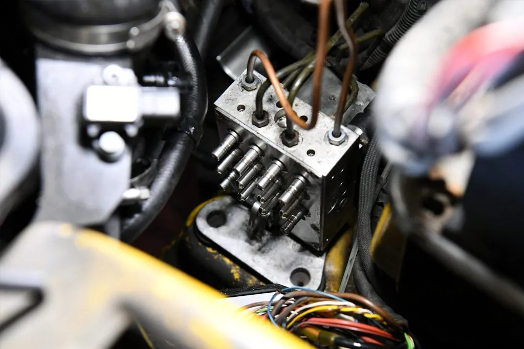 Blok hydrauliczny ABS Mercedesa Sprintera 308 CDI po zdjęciu sterownika