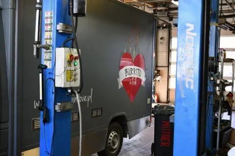 Mercedes Sprinter 308 CDI z zabudową foodtrucka na stanowisku warsztatowym