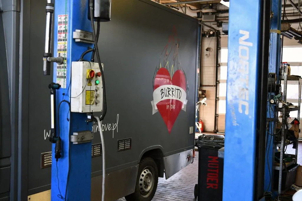 Mercedes Sprinter 308 CDI z zabudową foodtrucka na stanowisku warsztatowym