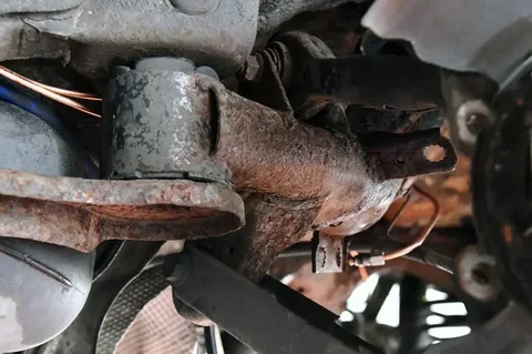 Demontaż skorodowanych elementów tylnej osi BMW serii 1 E87