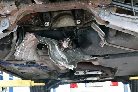 Podwozie BMW serii 1 E87 po demontażu belki, wydechu i dyferencjału