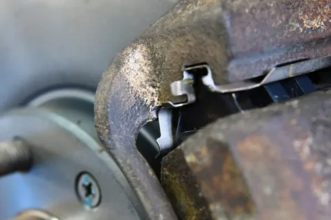 Sprężysta blaszka przy klocku hamulcowym Chevroleta Aveo