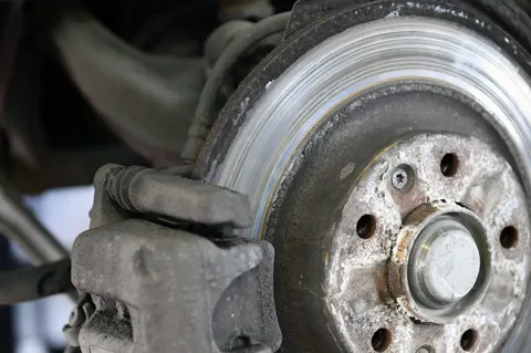 Zużyta tarcza i zacisk hamulcowy Citroena C5 przed naprawą