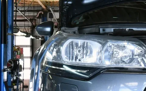 Citroen C5 na podnośniku podczas naprawy w MOTOER