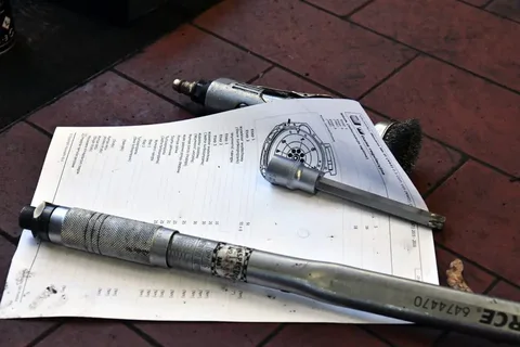 Narzędzia i instrukcja użyte przy pracy ze sprzęgłem Opla Movano B