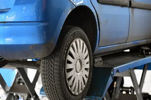 Opel Agila na stanowisku podczas weryfikacji podwozia