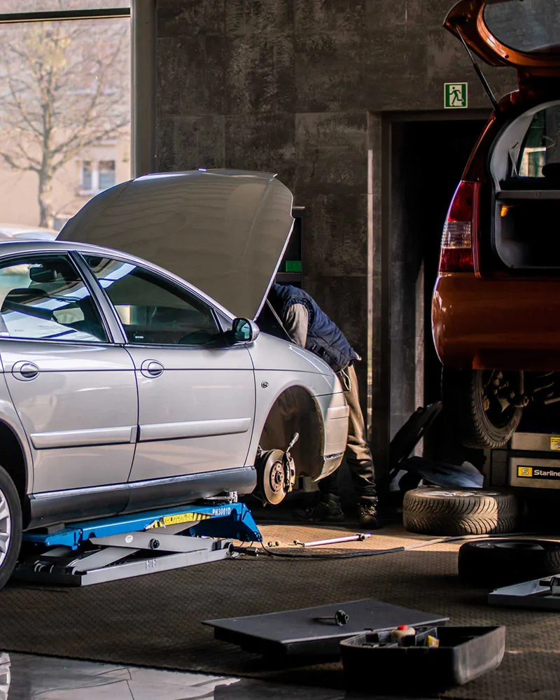 Mechanik przy samochodach w hali serwisowej MOTOER