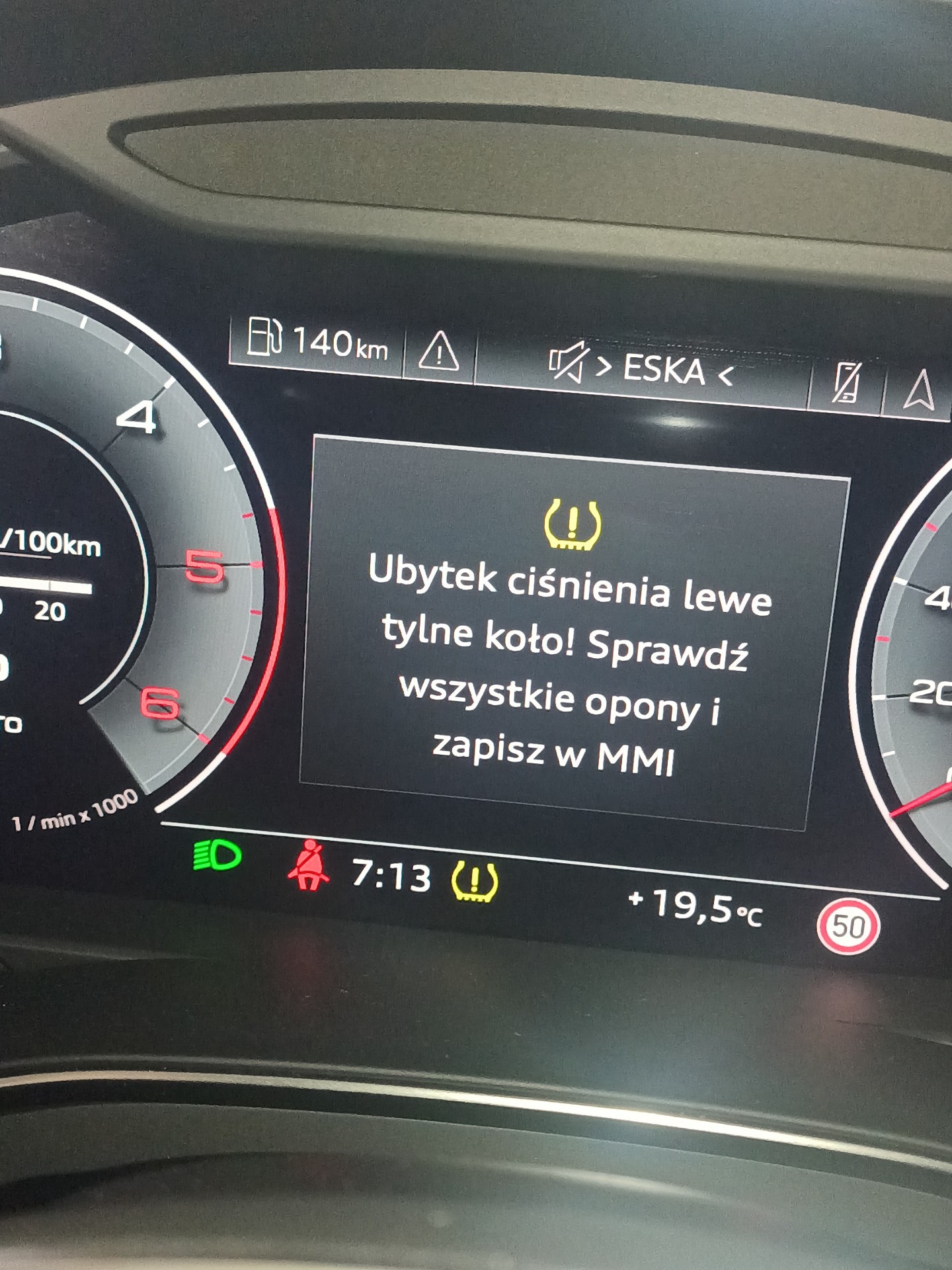 Komunikaty na desce rozdzielczej - AUDI A6 C8 Avant