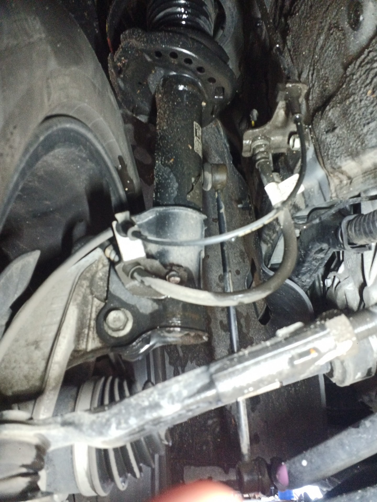 Stan przewodów hamulcowych na przedniej osi - HYUNDAI TUCSON