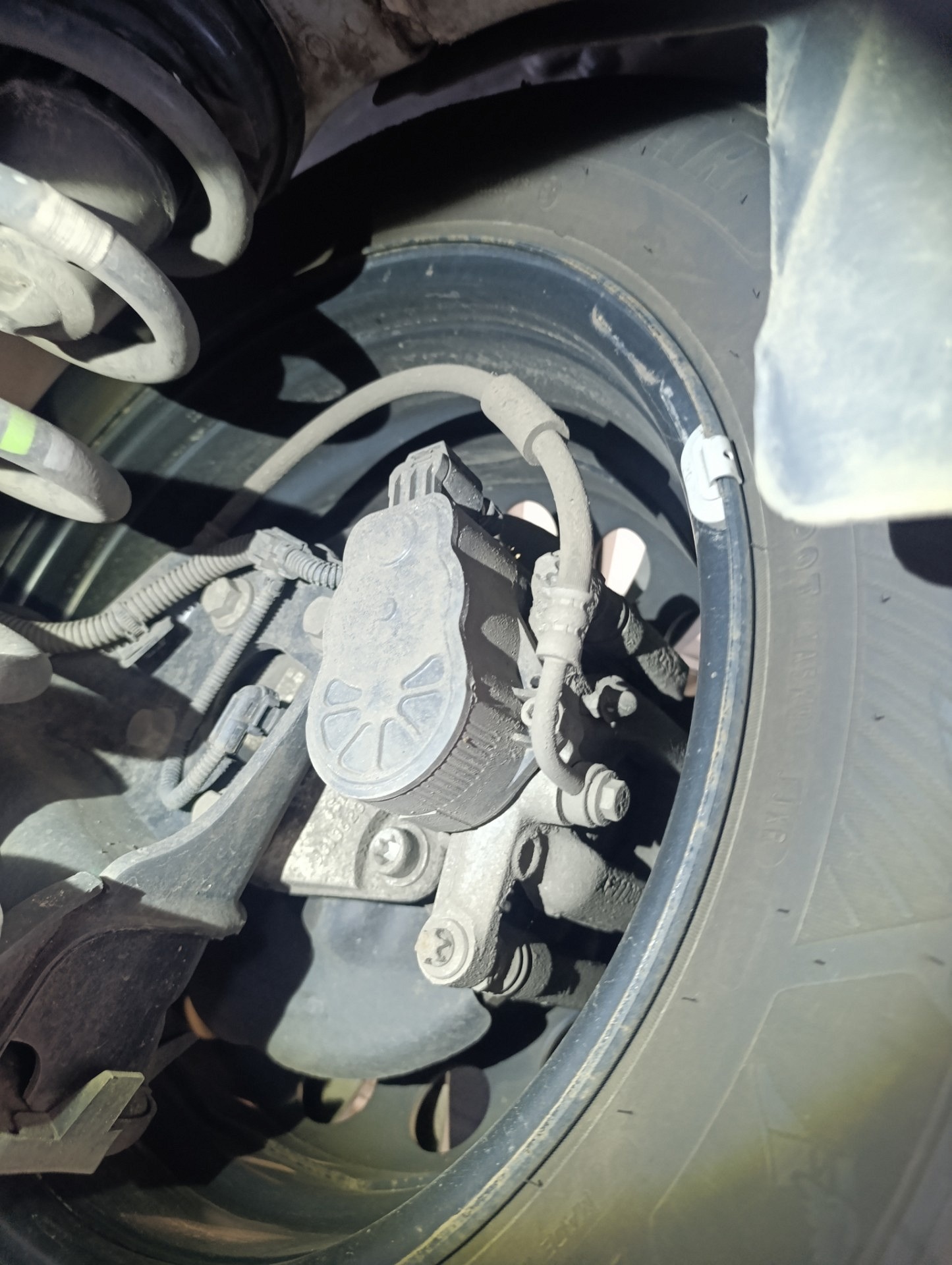 Tylna oś: stan przewodów hamulcowych - CITROËN BERLINGO Furgon/minivan
