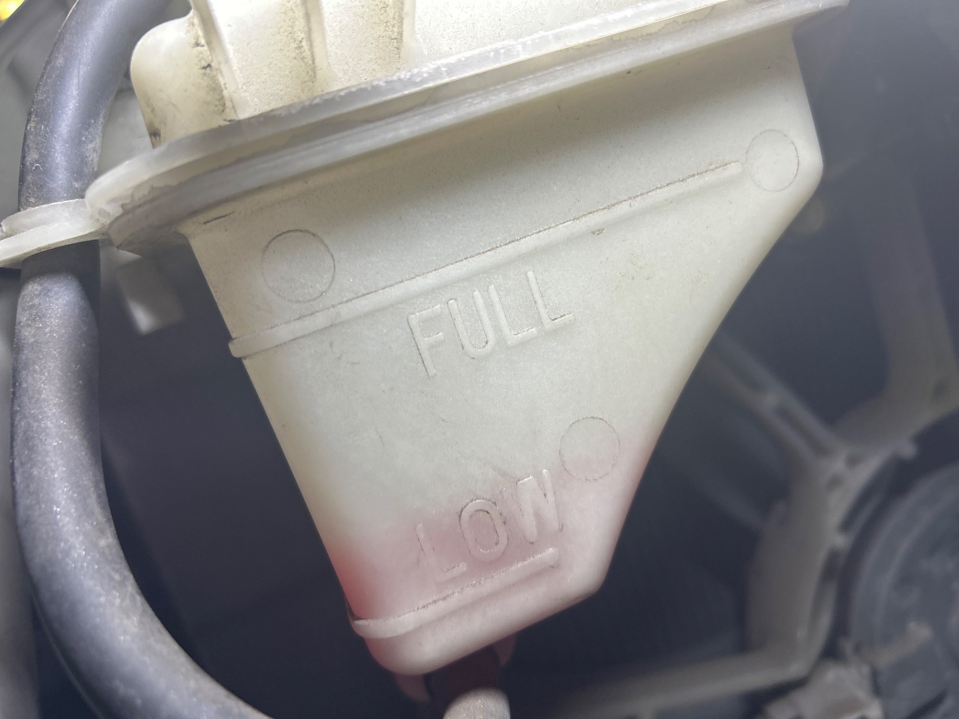 Poziom płynu chłodniczego - TOYOTA YARIS