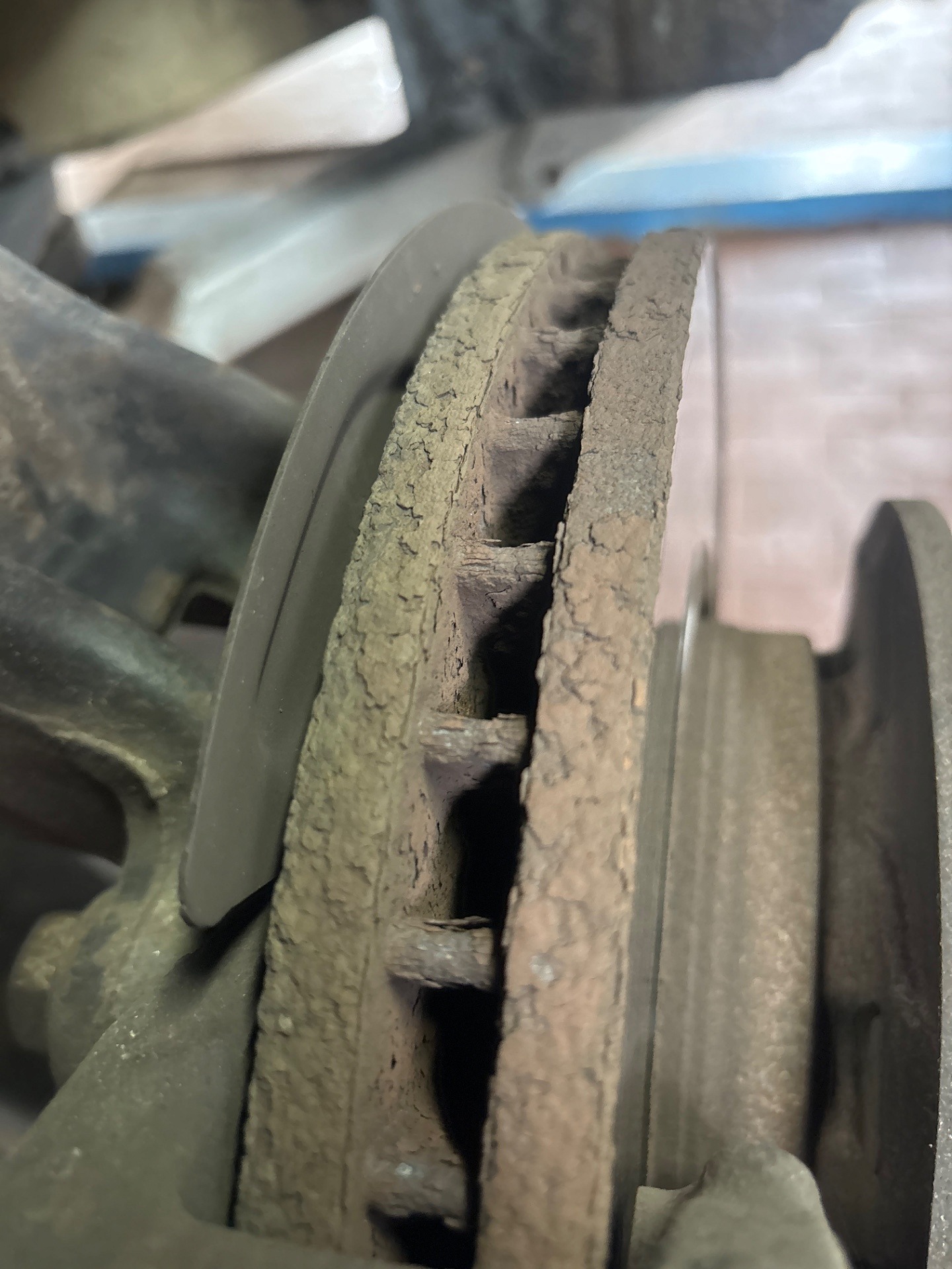 Stan tarcz hamulcowych na przedniej osi - FORD TRANSIT V363 Furgon
