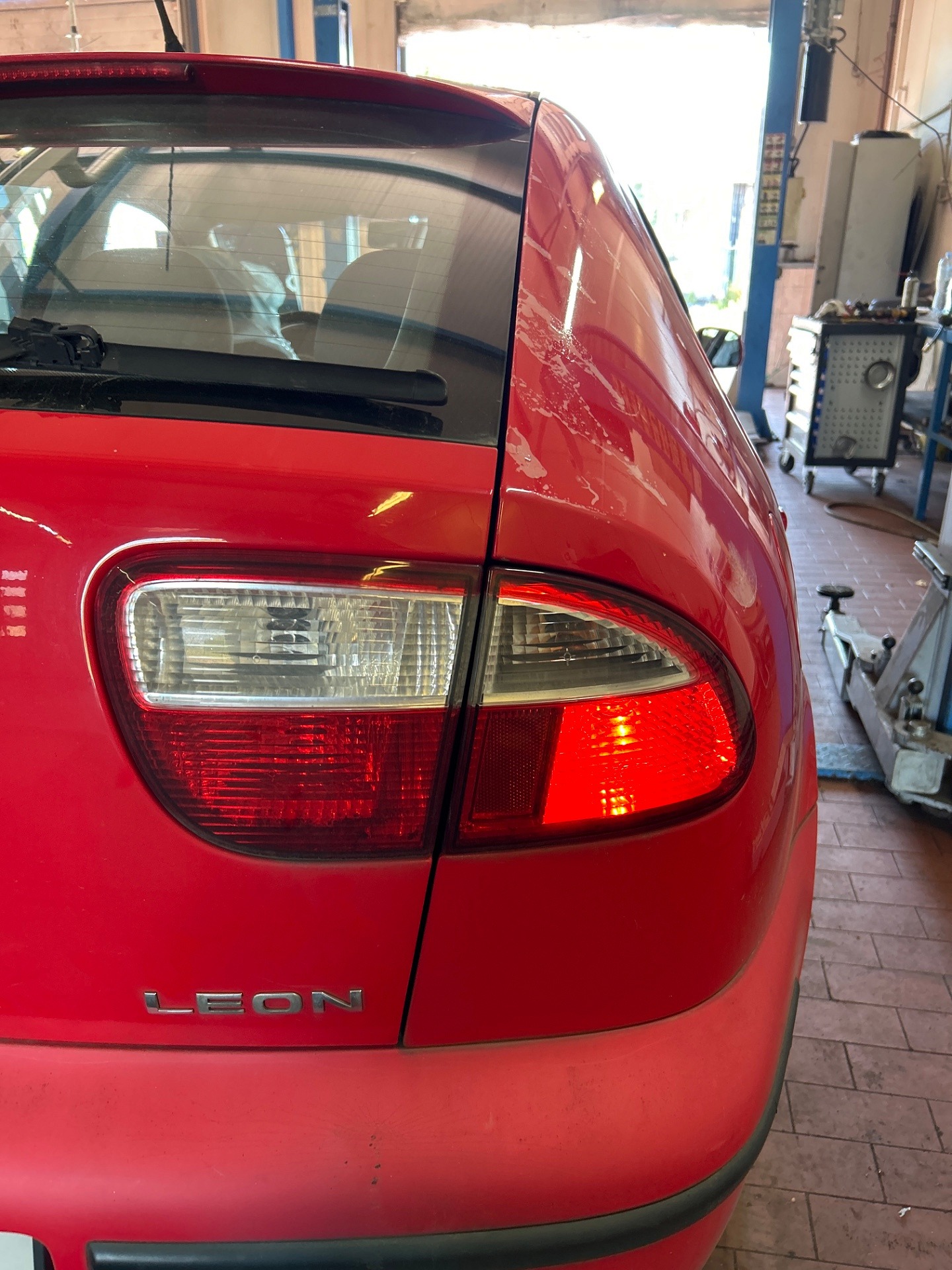 Tylne oświetlenie zewnętrzne - SEAT LEON
