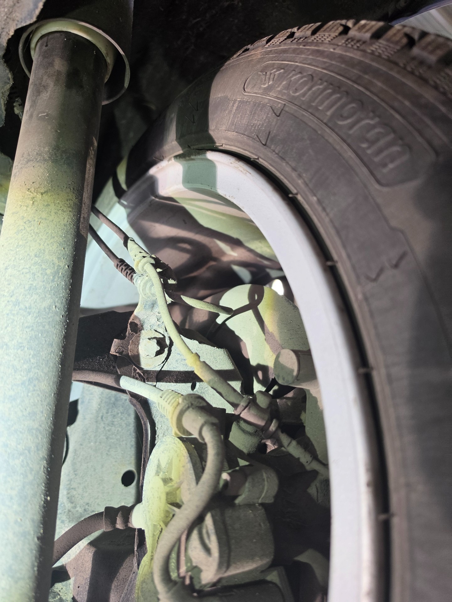 Stan przewodów hamulcowych na tylnej osi - BMW 2 Active Tourer