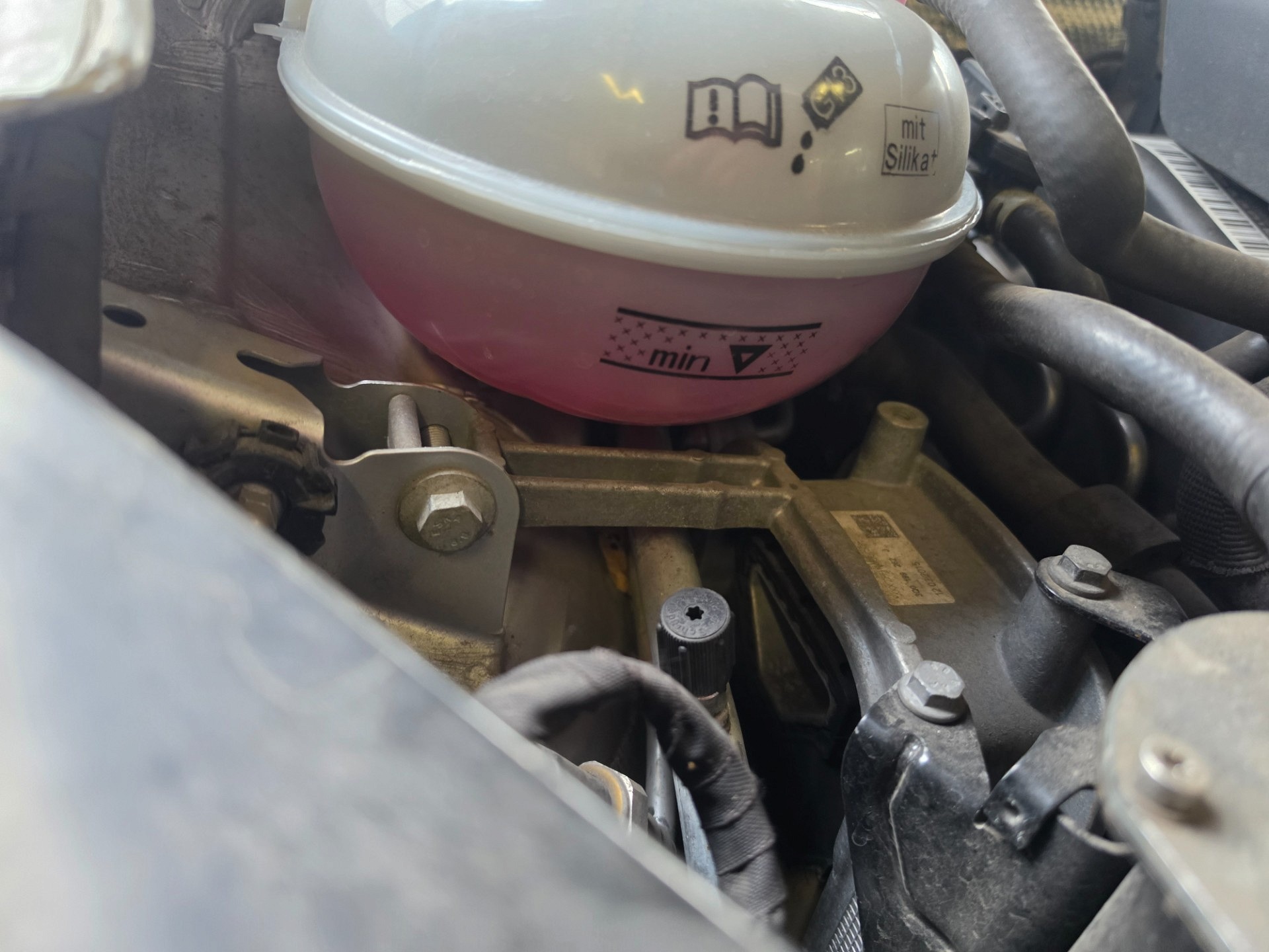 Poziom płynu chłodniczego - VW PASSAT B8 Variant