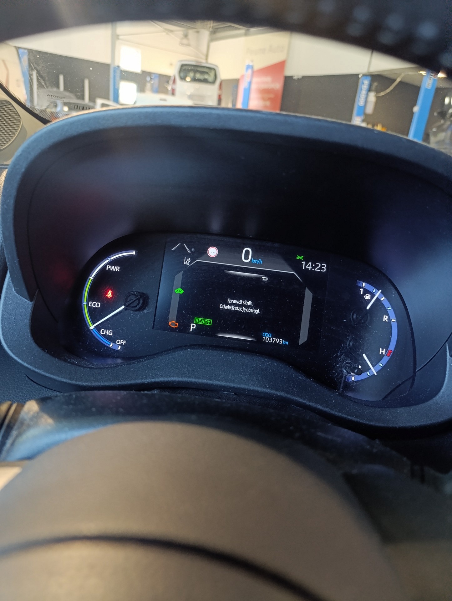 Komunikaty na desce rozdzielczej - TOYOTA YARIS CROSS