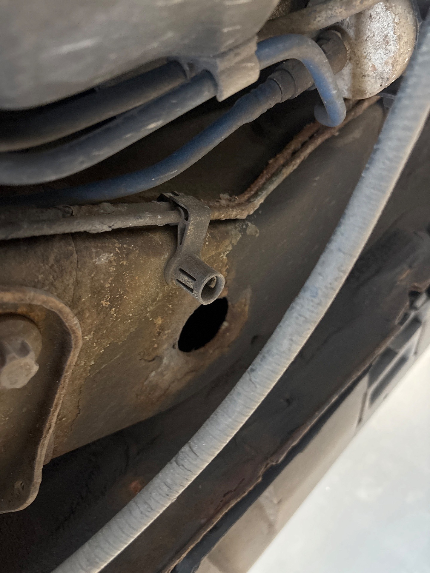 Stan przewodów hamulcowych na tylnej osi - OPEL ASTRA G Kombi