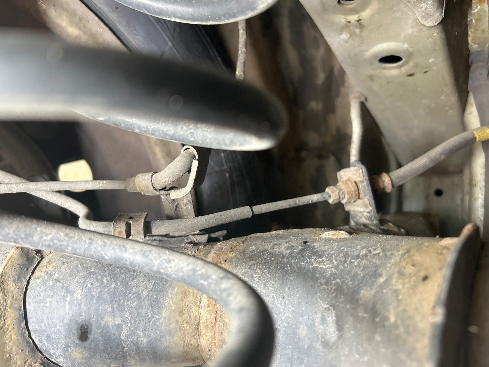 Przewody hamulcowe z tyłu - TOYOTA YARIS