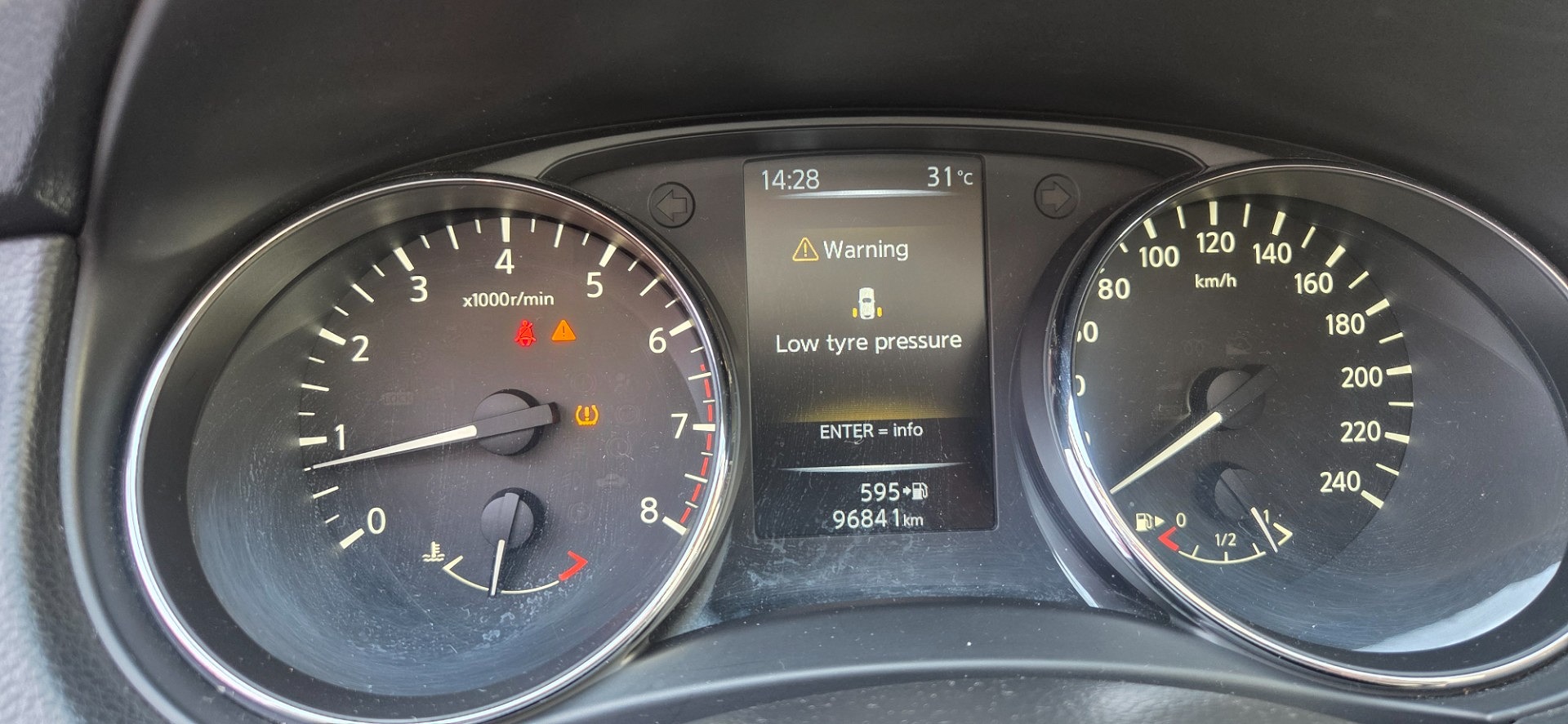 Komunikaty na desce rozdzielczej - NISSAN QASHQAI II
