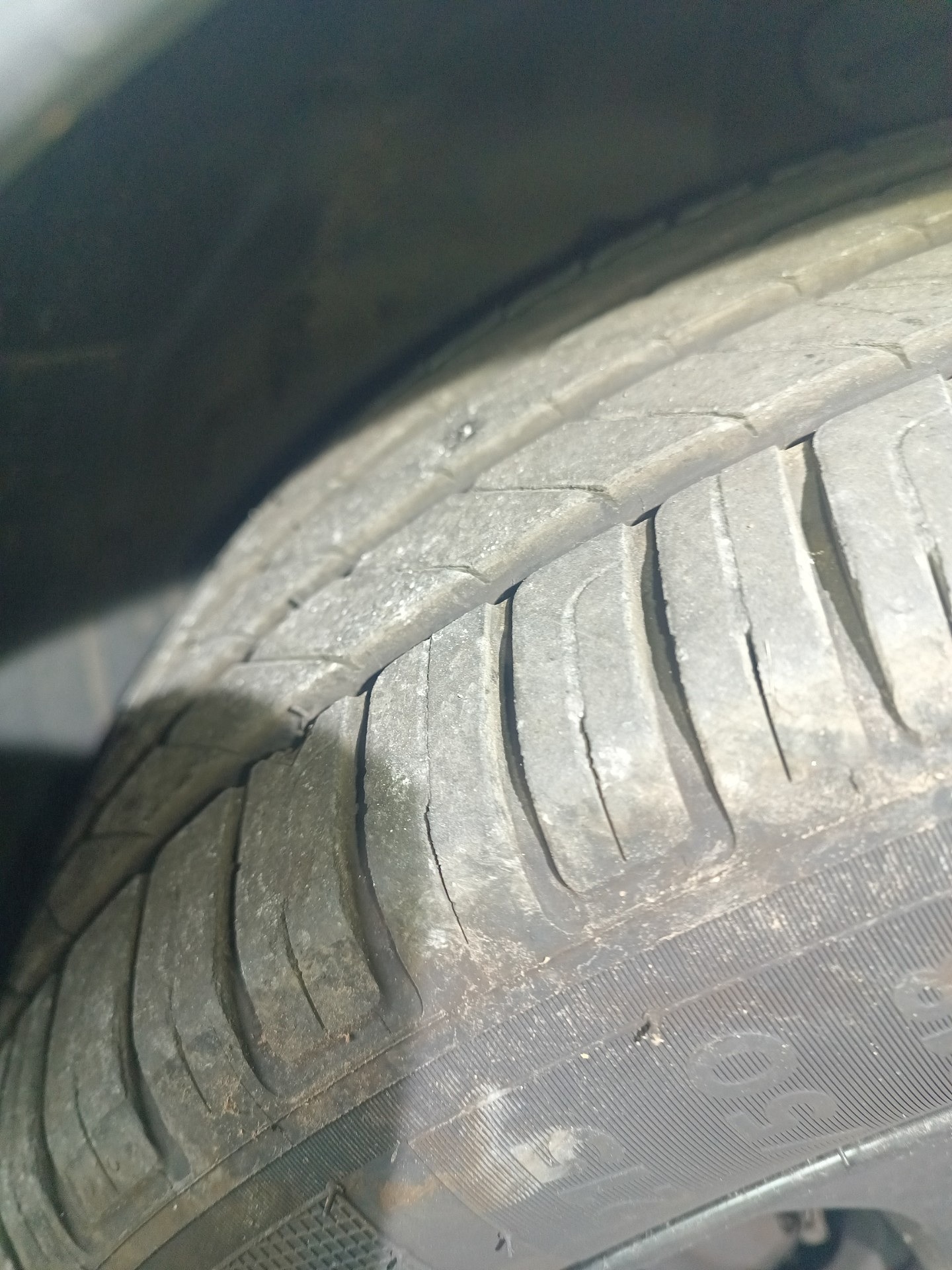Zbliżenie bieżnika i barku opony Mazdy CX-3