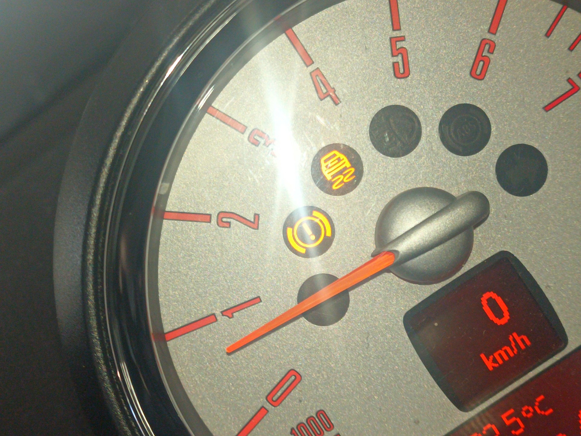 Fragment obrotomierza z dwiema żółtymi kontrolkami i wskazaniem 0 km/h — MINI COUNTRYMAN