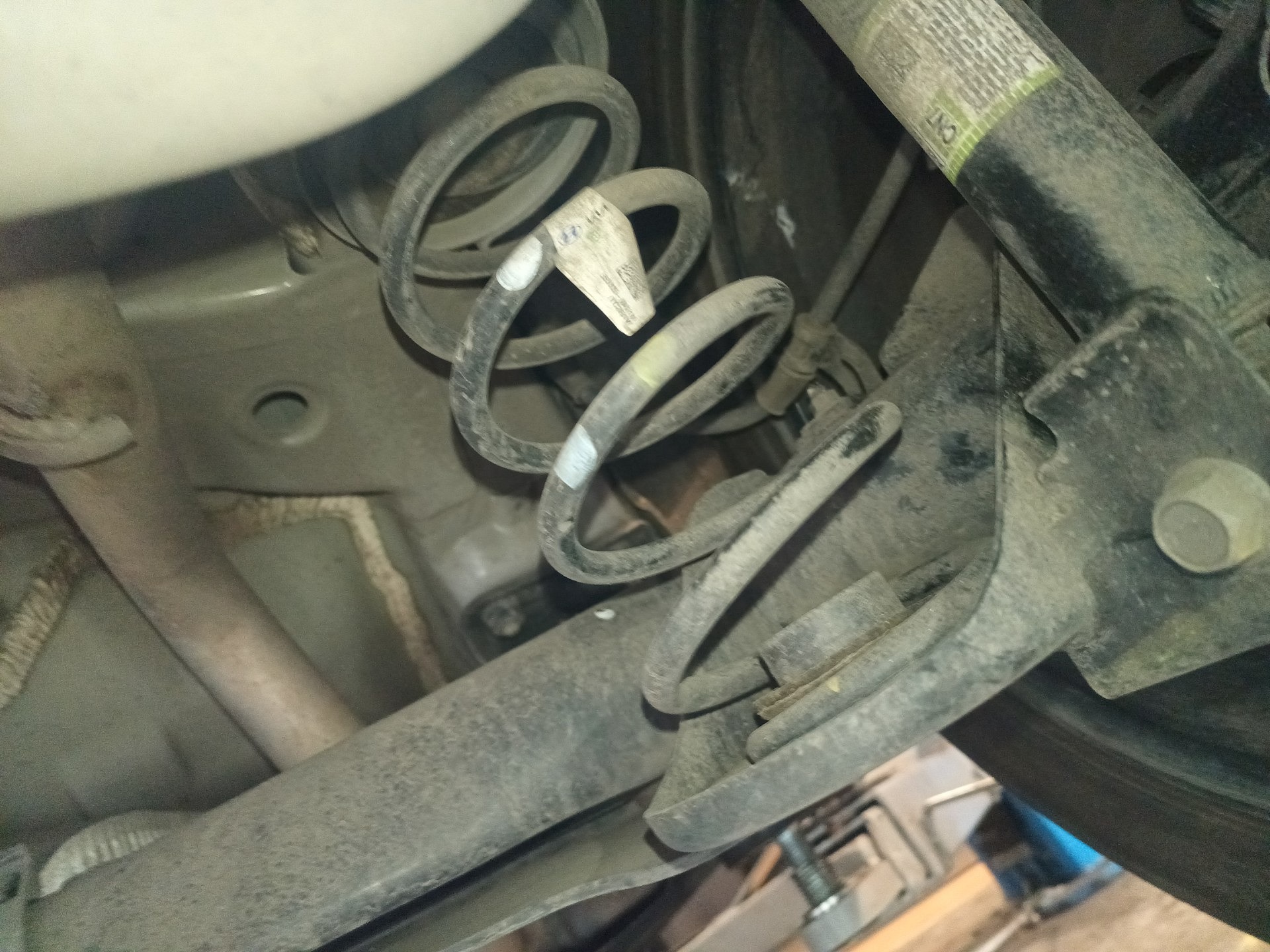 Stan sprężyn tylnej osi - HYUNDAI ELANTRA VII sedan